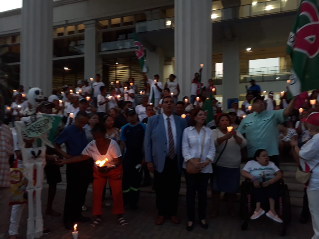 Seguidores del expresidente Ricardo Martinelli realizan una vigilia exigiendo se respete el derecho del exmandatario de ser candidato a alcalde y diputado.