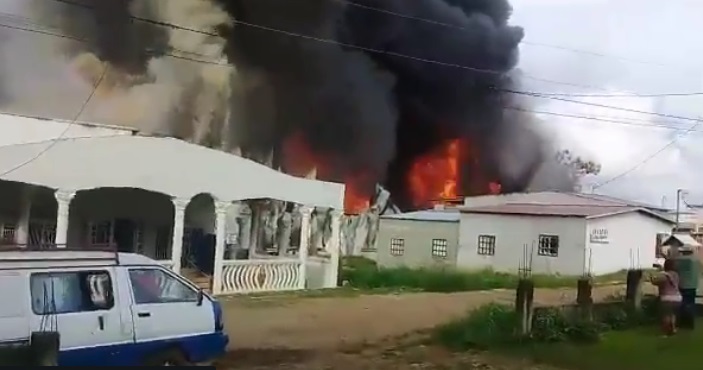 Humo negro tóxico emana de las galeras.