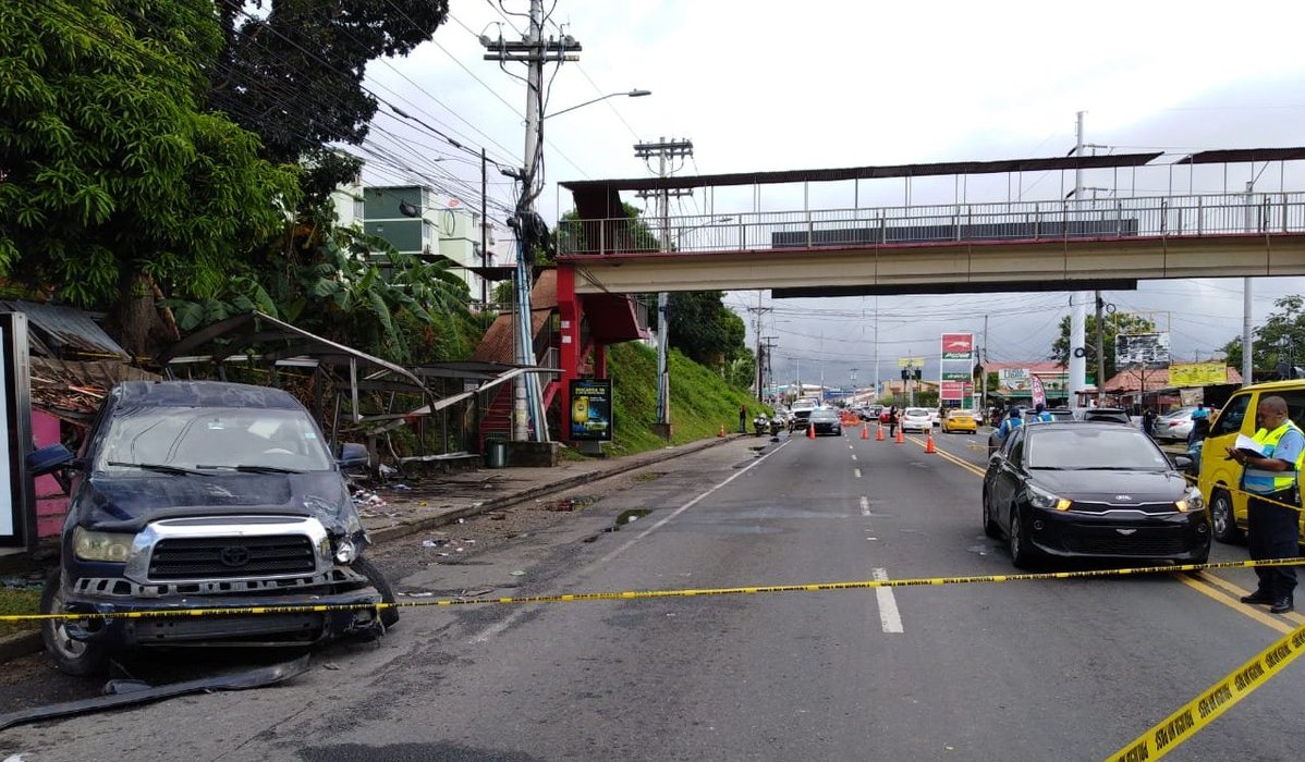 La parada de buses a la altura de Villa Lorena quedó totalmente destruída.