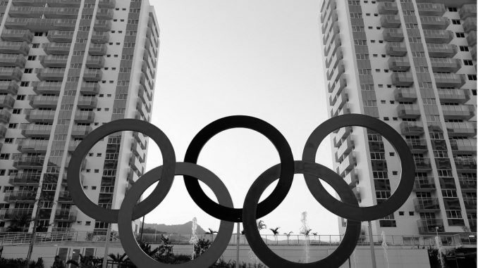 Los aros olímpicos frente a la Villa Olímpica de Río de Janeiro 2016. Foto AP.