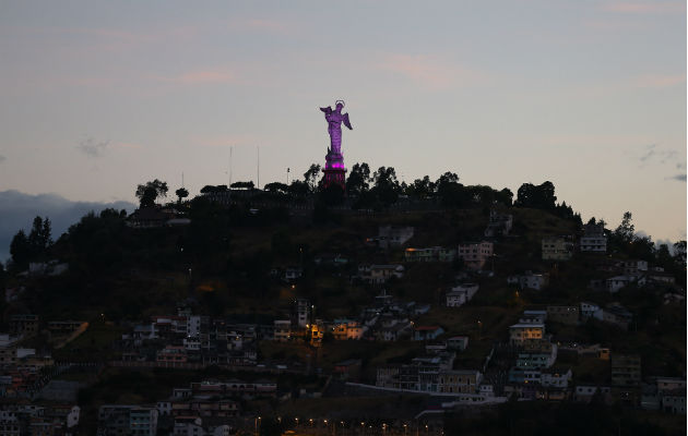 La estatua de la virgen está enclavada en un cerro desde el que se divisa el casco colonial de la urbe. Foto: EFE.