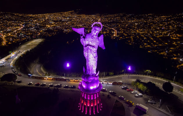 Virgen del Panecillo se iluminó de color rosa como símbolo de la lucha contra el cáncer de mama. Foto: EFE.