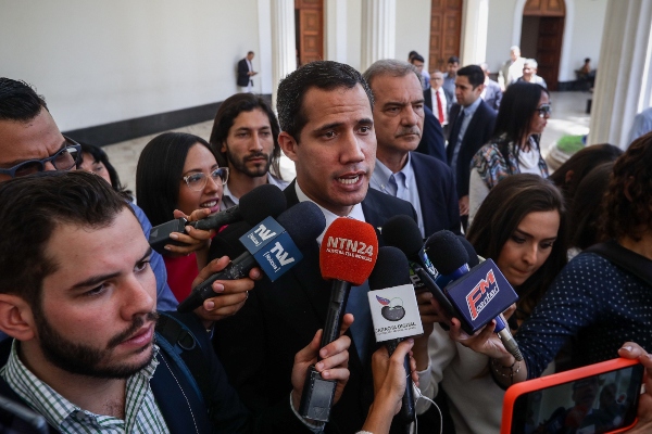 Juan Guaidó denunció la militarización parcial de la sede del poder Legislativo, luego de que miembros de la Guardia Nacional Bolivariana (GNB, policía militarizada) impidieron por varias horas el ingreso de los periodistas a la cobertura de la sesión ordinaria. FOTO/EFE