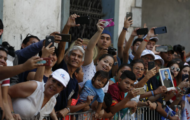 Todos querían un recuerdo del Papa Francisco. Foto: AP/EFE