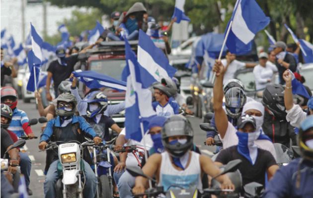 ¡Viva Nicaragua libre”, gritaron los manifestantes, que en su mayoría, van ataviados con la bandera de Nicaragua. Foto: EFE