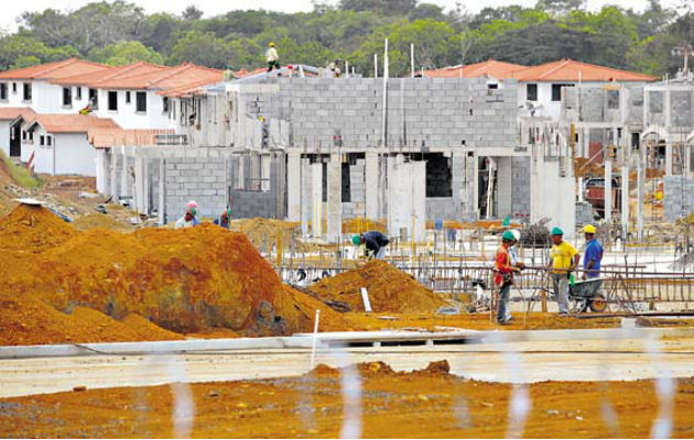 Además de las bajas ventas de casas, se ha acumulado la pérdida de empleos en el sector de la construcción de viviendas en un 12.4%. Foto/Archivo