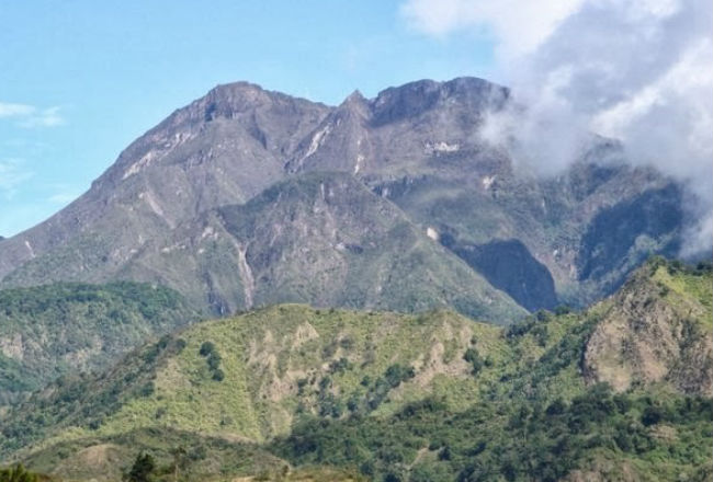 El presidente Laurentino Cortizo propuso construir la carretera por el área del Volcán Barú.