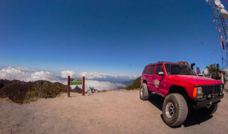 Vehículo 4x4 en la cima del volcán Barú. Foto de archivo