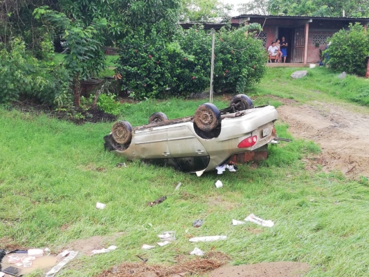  El conductor resultó con heridas tras el accidente, y fue atendido por personal del 911 quienes lo trasladaron a recibir atención médica. Foto/Thays Domínguez