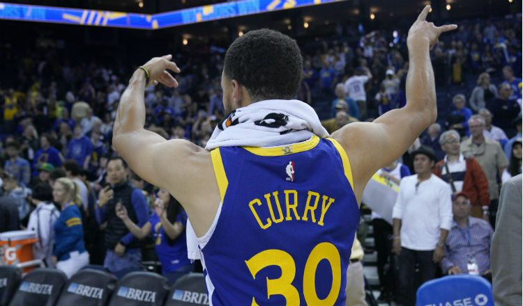 Stephen Curry celebra el título de división. Foto:AP