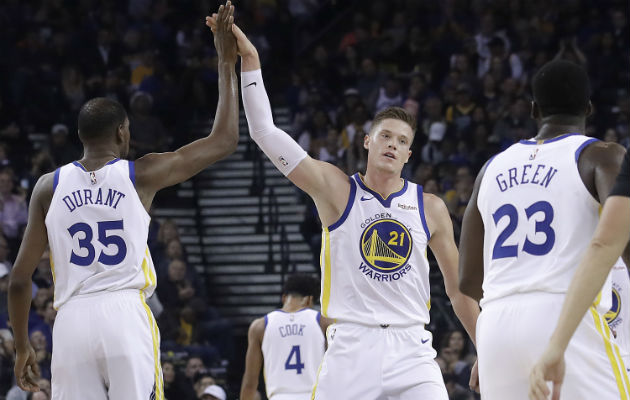 Los jugadores de Warriors festejan. Foto:AP