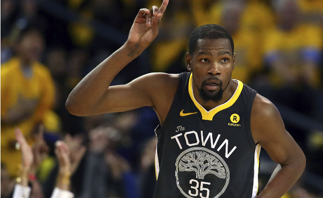 Kevin Durant hizo 29 puntos y 12 rebotes para los Warriors. Foto:AP