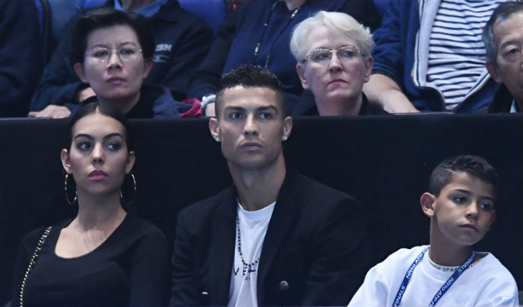 Cristiano  Ronaldo junto a su novia Georgina Rodríguez y su hijo en Londres Foto EFE