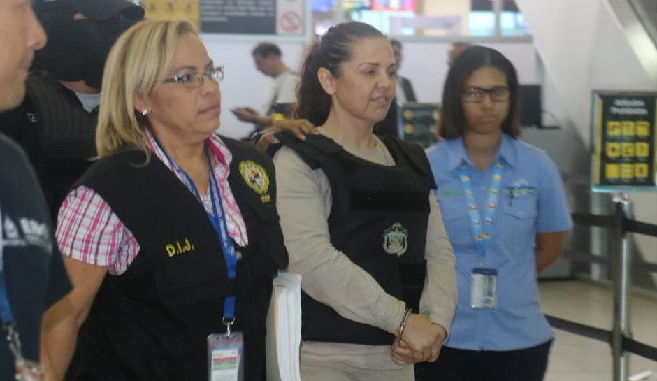 La mexicana Wendy Larrañaga (centro) fue custodiada en la terminal aérea por unidades de Interpol y el Bloque de Búsqueda de la Policía Nacional. Foto @ProtegeryServir