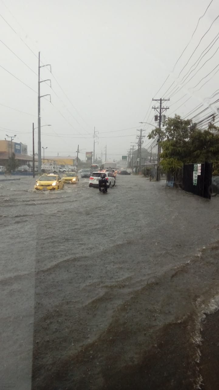 Producto de las lluvias, diferentes vías de la ciudad capital resultaron inundadas y algunas quebradas se salieron de su cauce.