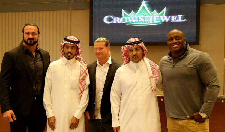 Los luchadores Drew McIntyre (i), Dolph Ziggler (2i), y Bobby Lashley (d) posan con aficionados en Arabia Saudi. Foto EFE