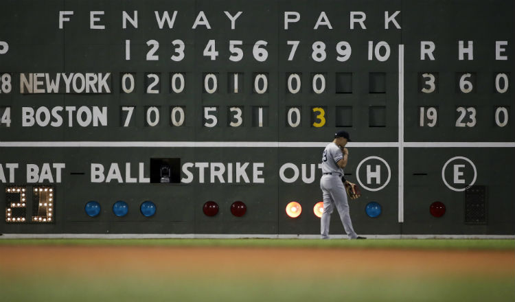 Mike Tauchman de los Yanquis lamenta la paliza  ante Boston. Foto:AP