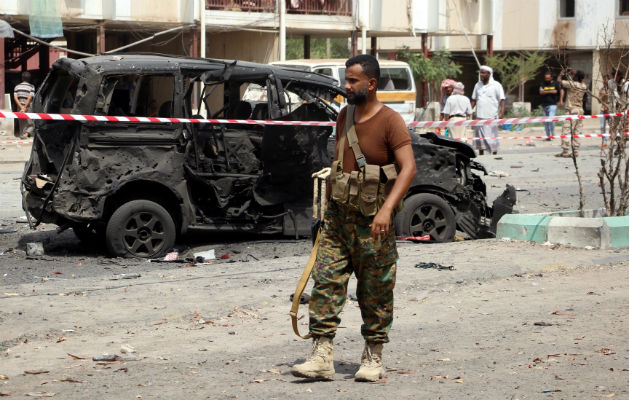 Un soldado yemení pasa al lado de un carro bomba detonado. Foto: EFE