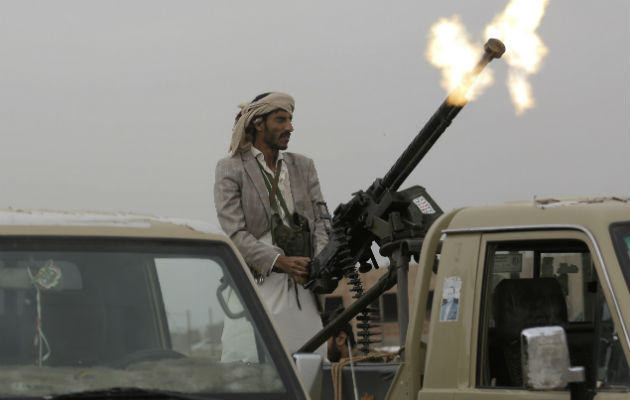 Un rebelde hutíe  hace disparos en Sanaa. Foto: AP