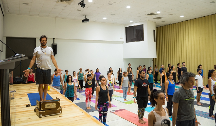 Panamá hace yoga. 