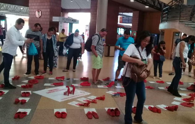 Zapatos Rojo en Albrook y la Cinta Costera para exigir alto a la violencia contra la mujer. Foto/Cortesía