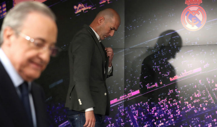 Florentino Pérez, presidente del Real Madrid y Zinedine Zidane durante su presentación. Foto EFE