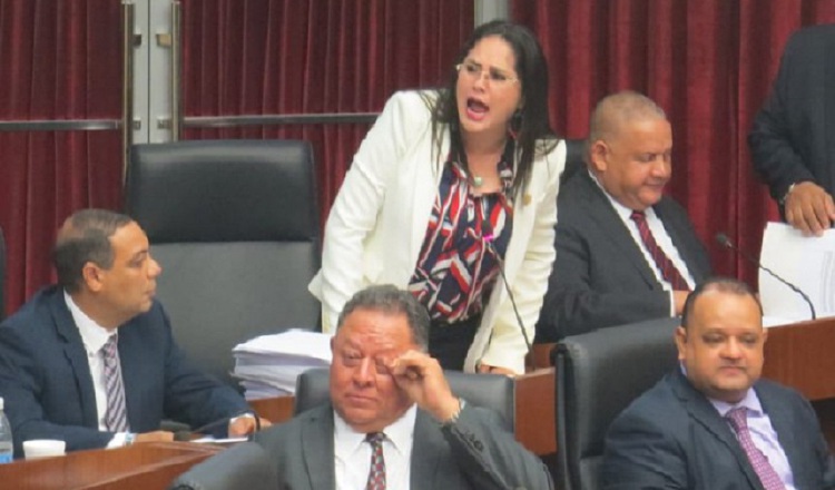 Zulay Rodríguez presenta 25 mil 743 firmas a favor de la reforma migratoria. Foto: Panamá América.