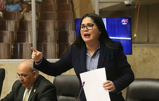 Zulay Rodríguez desestimó la propuesta de Juan Diego Vásquez de modificar un artículo del proyecto de ley N°12. Foto: Panamá América.
