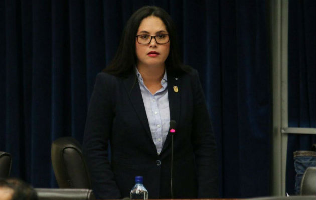 La diputada del PRD propuso un anteproyecto que crea un impuesto del 12.5 % a las remesas enviadas al extranjero. Foto: Panamá América.